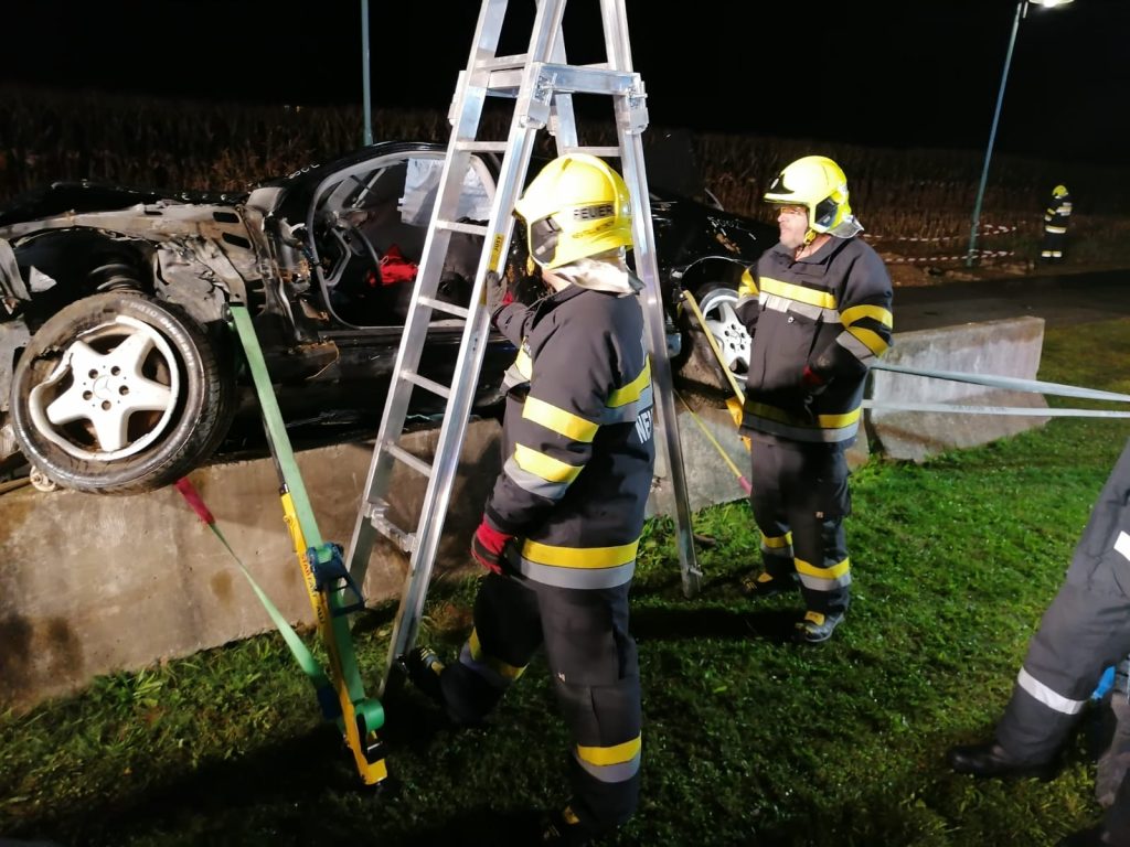 Auto in Schräglage